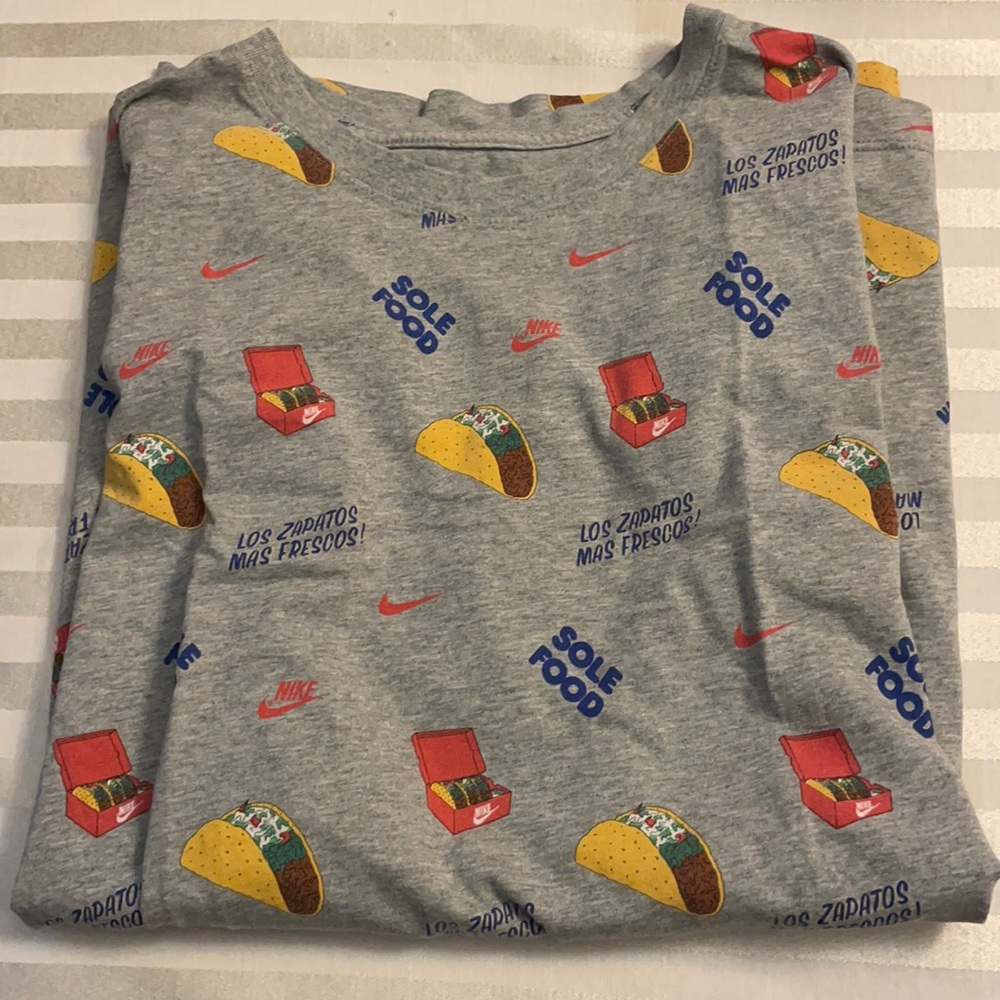 LIKE NEW ! Nike XL t-SHIRT